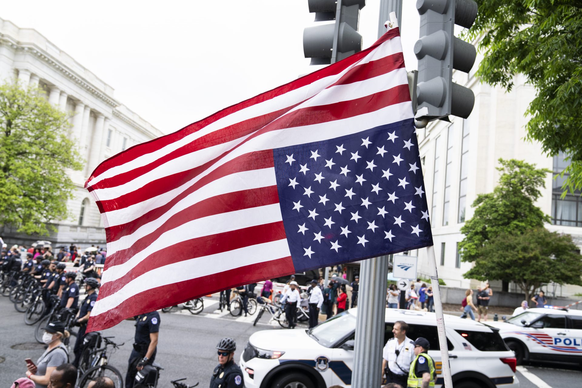 Protesta a la americana: qué significa una bandera de EEUU al revés