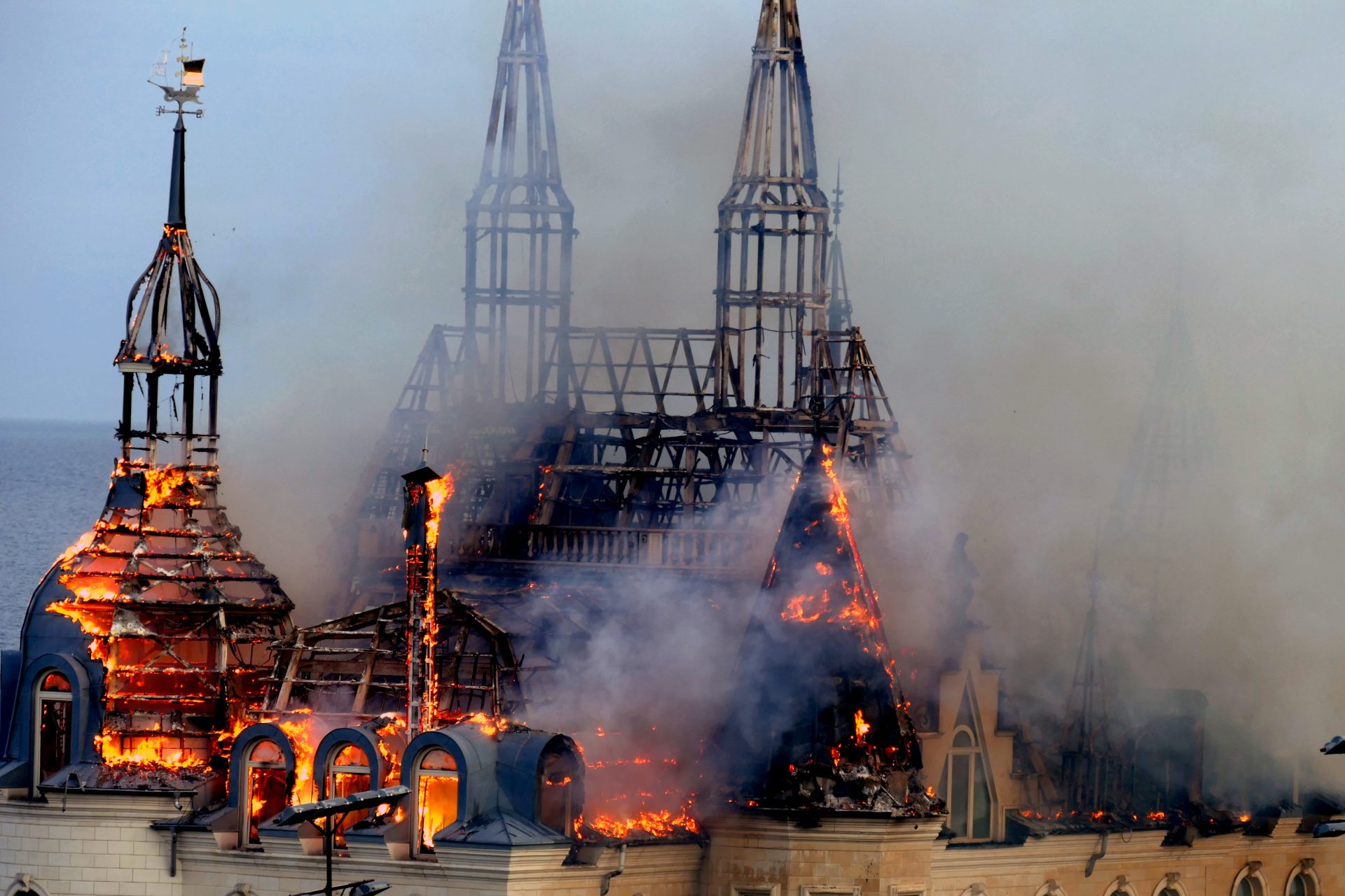 ロシア軍がウクライナの「ハリー・ポッター城」にミサイルを投下、炎上する建築遺産