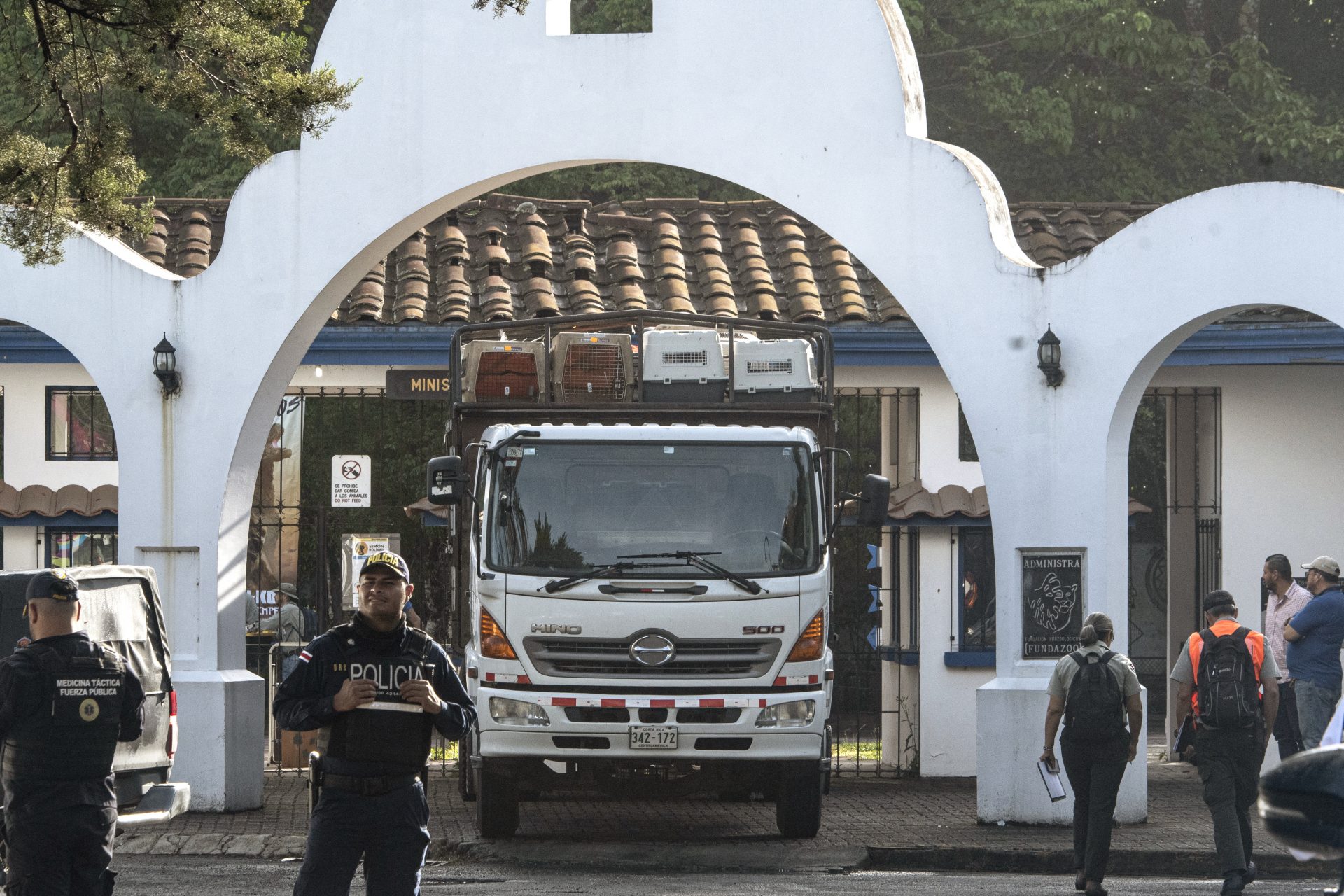 The closure of the Simón Bolívar and Santa Ana Conservation Center zoos 