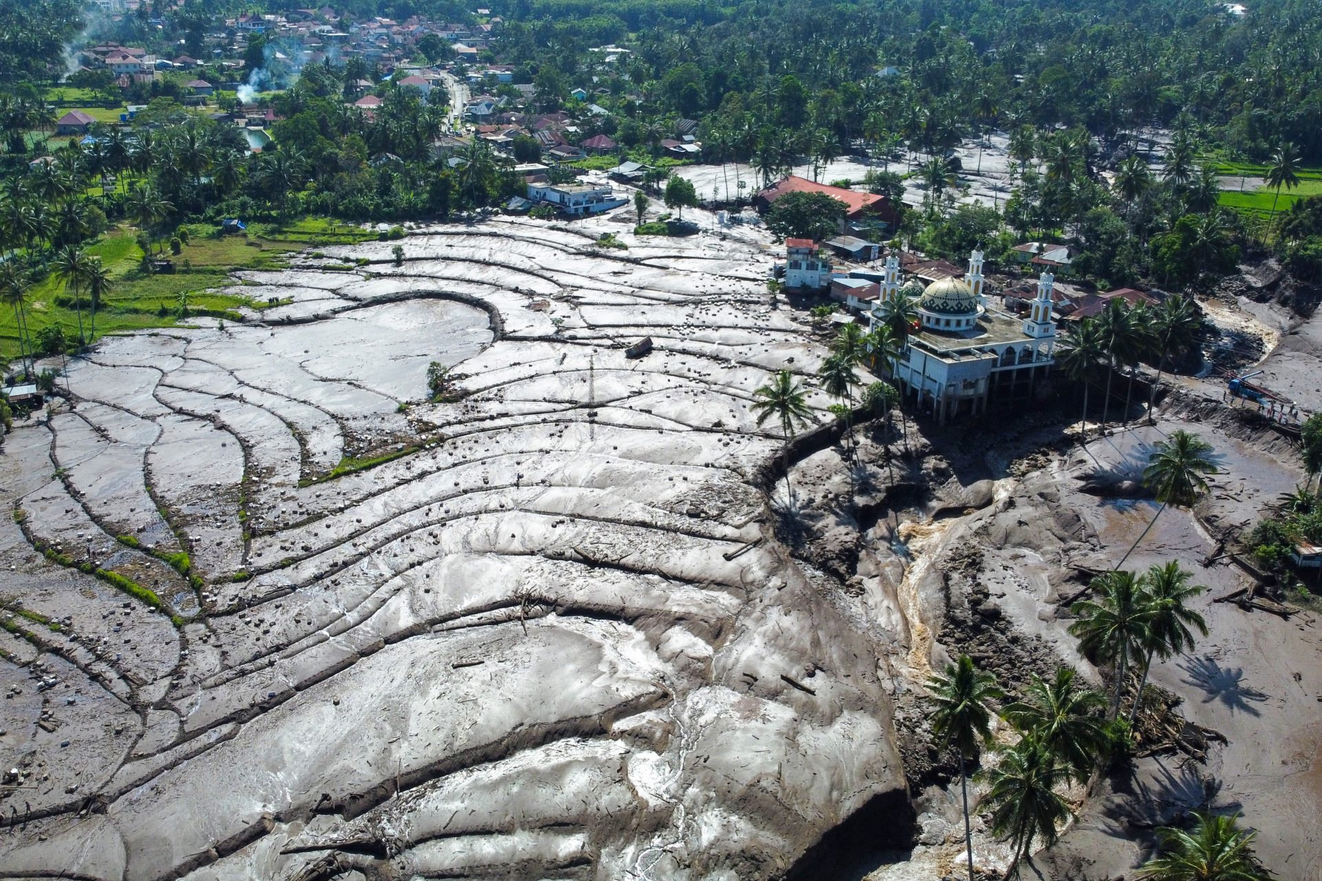 Impressionantes imagens da lava fria e inundações que devastam ilha indonésia