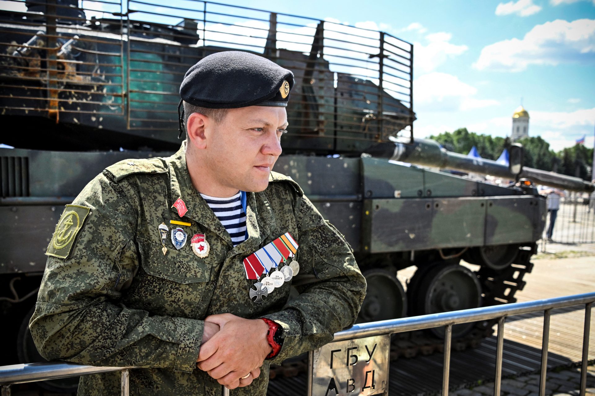 De dag dat Rusland westerse voertuigen uit Oekraïne stal en ze tentoonstelde