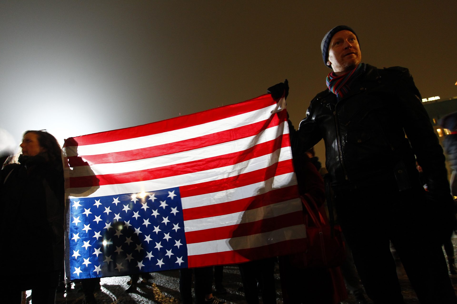 Bij protesten tégen Trump wordt óók de vlag ondersteboven gehangen