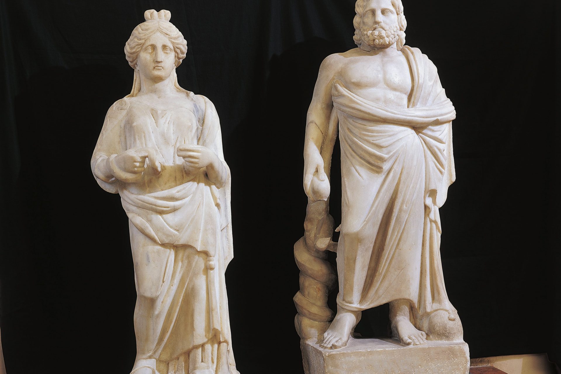 Estatuas de Asclepio y su hija Hygieia 