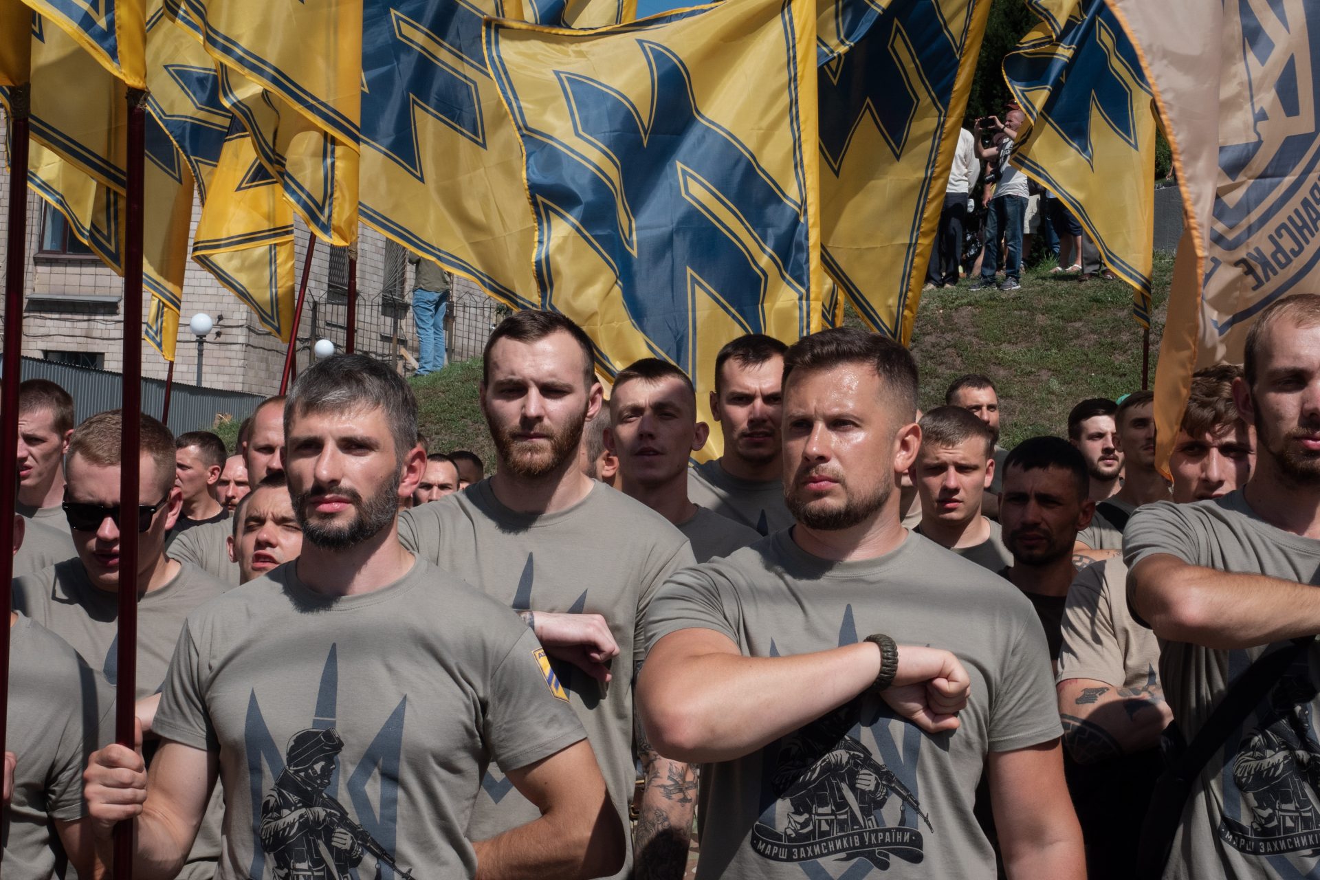 Oekraïense Azovbrigade, eens controversieel, krijgt nu Amerikaanse wapens van Biden