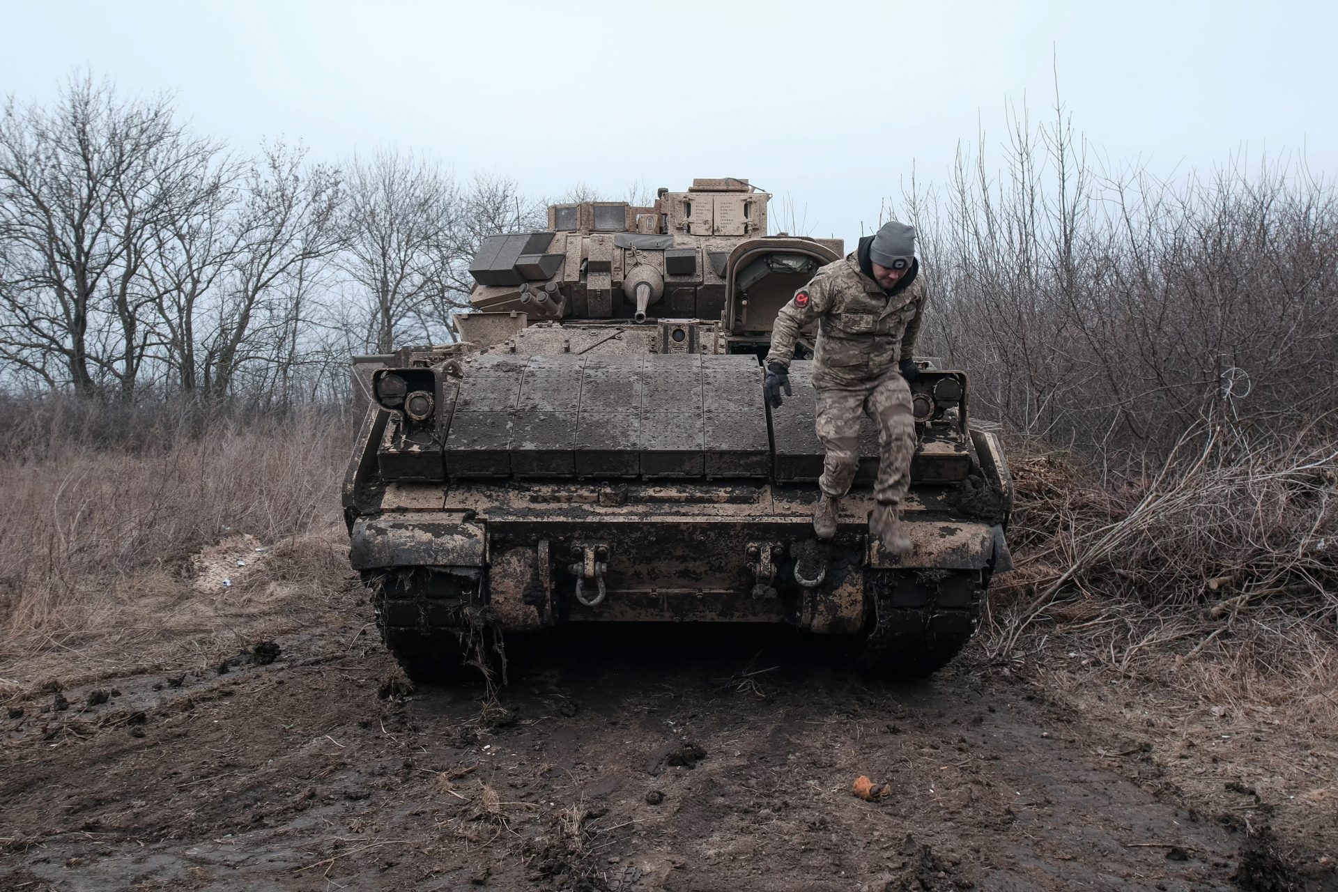 Un M2 Bradley ucraniano aniquila varios vehículos rusos en espectacular batalla