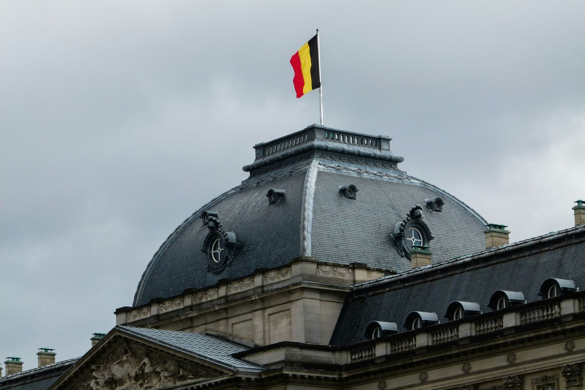 Une large victoire des droites