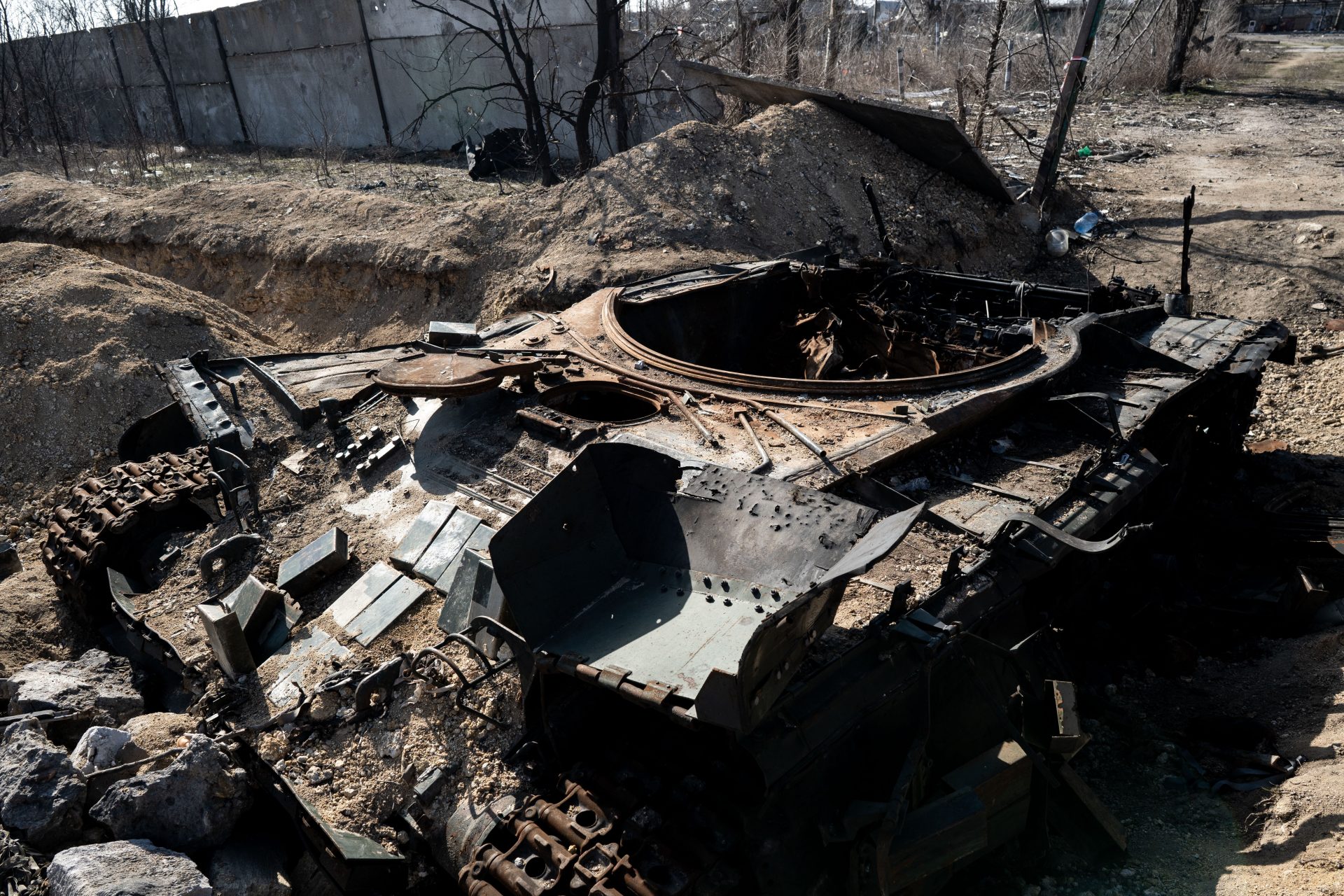 This is what happened to one Russian T-90M tank