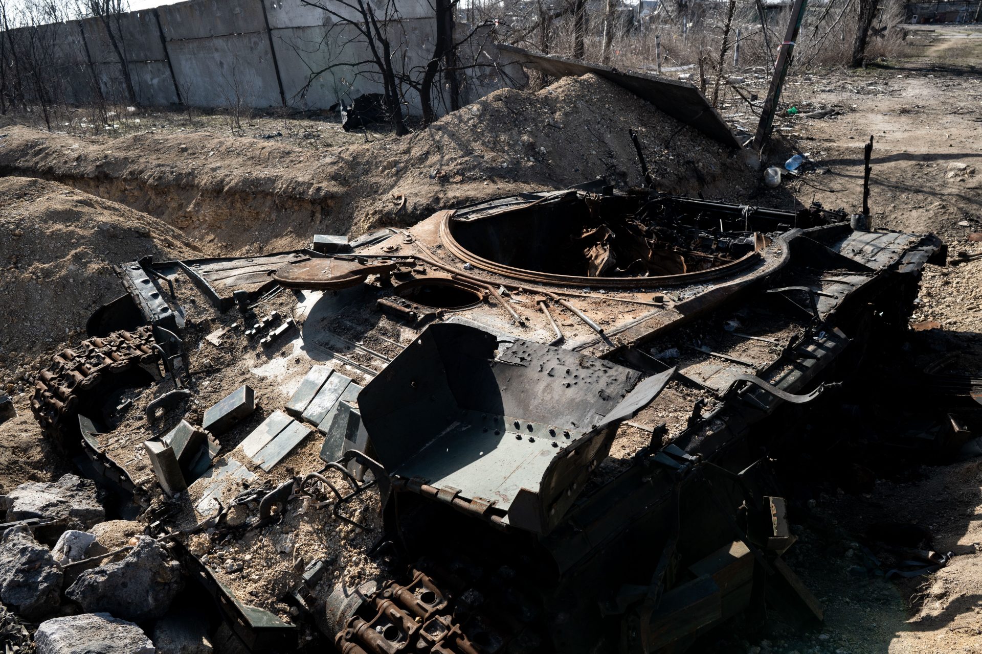 Combat footage reveals Ukraine knocking out one of Putin's best tank using a special type of ammo