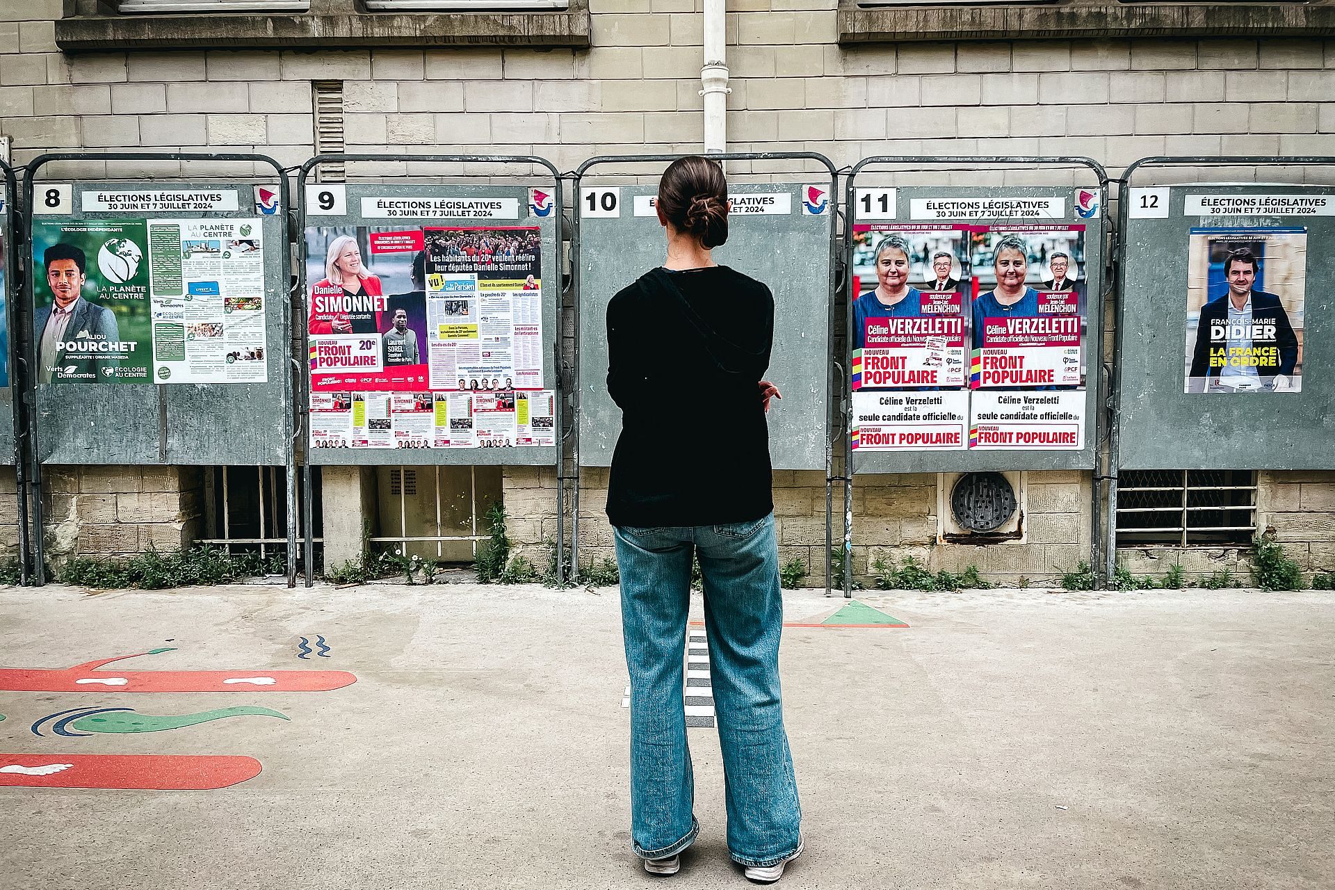 Des colleurs d’affiche roués de coups