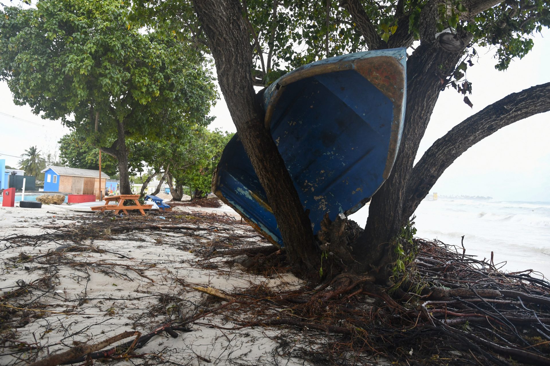 Les images choc de l'ouragan Beryl qui traverse les Caraïbes en direction de la Jamaïque