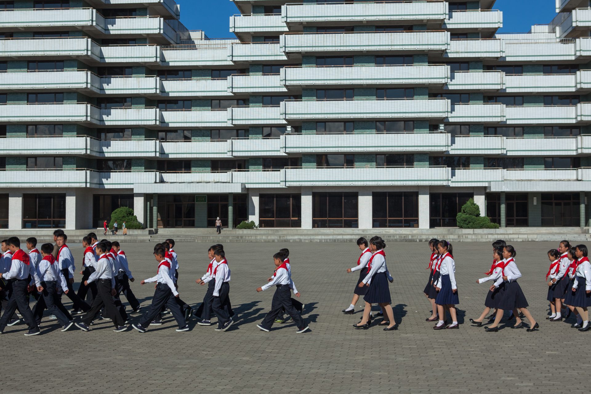 世界の子供を受け入れる北朝鮮サマーキャンプの実態とは：金総書記の像を清掃、ゲームで米国を攻撃......