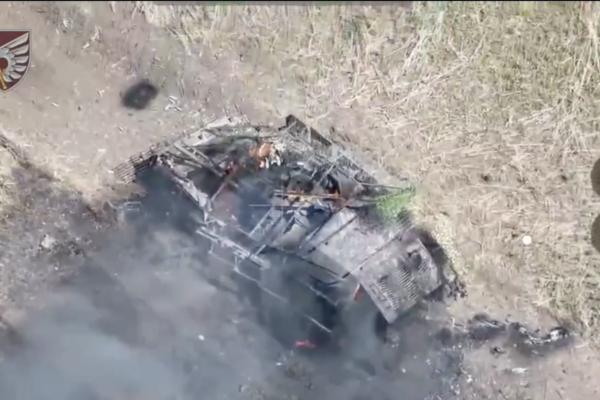El vehículo quedo destruido bajo una columna de humo