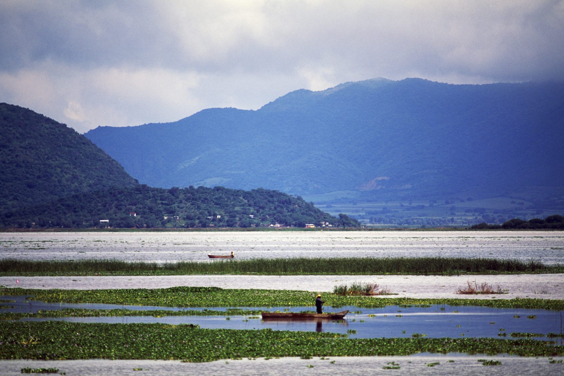 干上がる地下水と湖