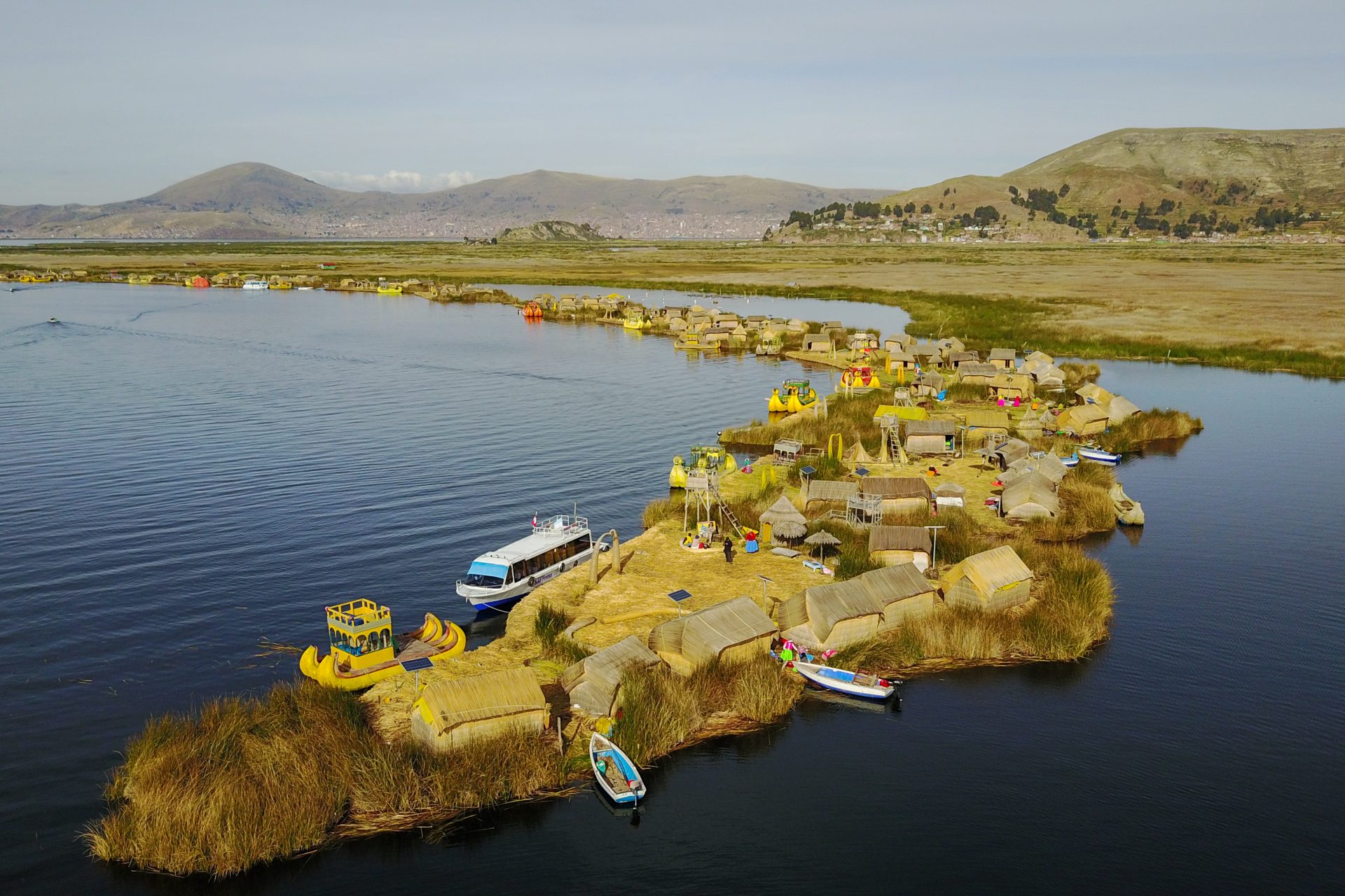 Islas flotantes en el lago Titicaca