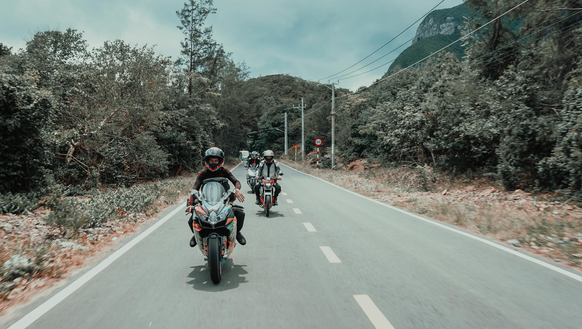 Un premier motard entre en scène