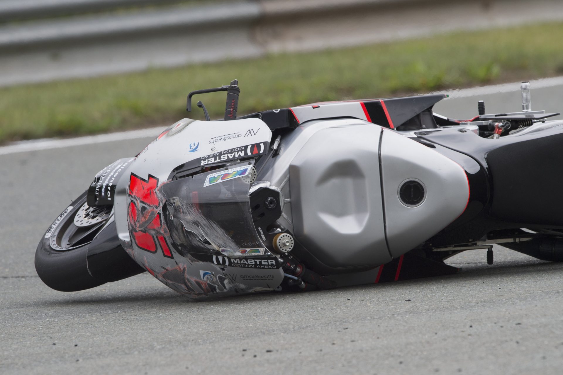 Que fait le deuxième motard ?