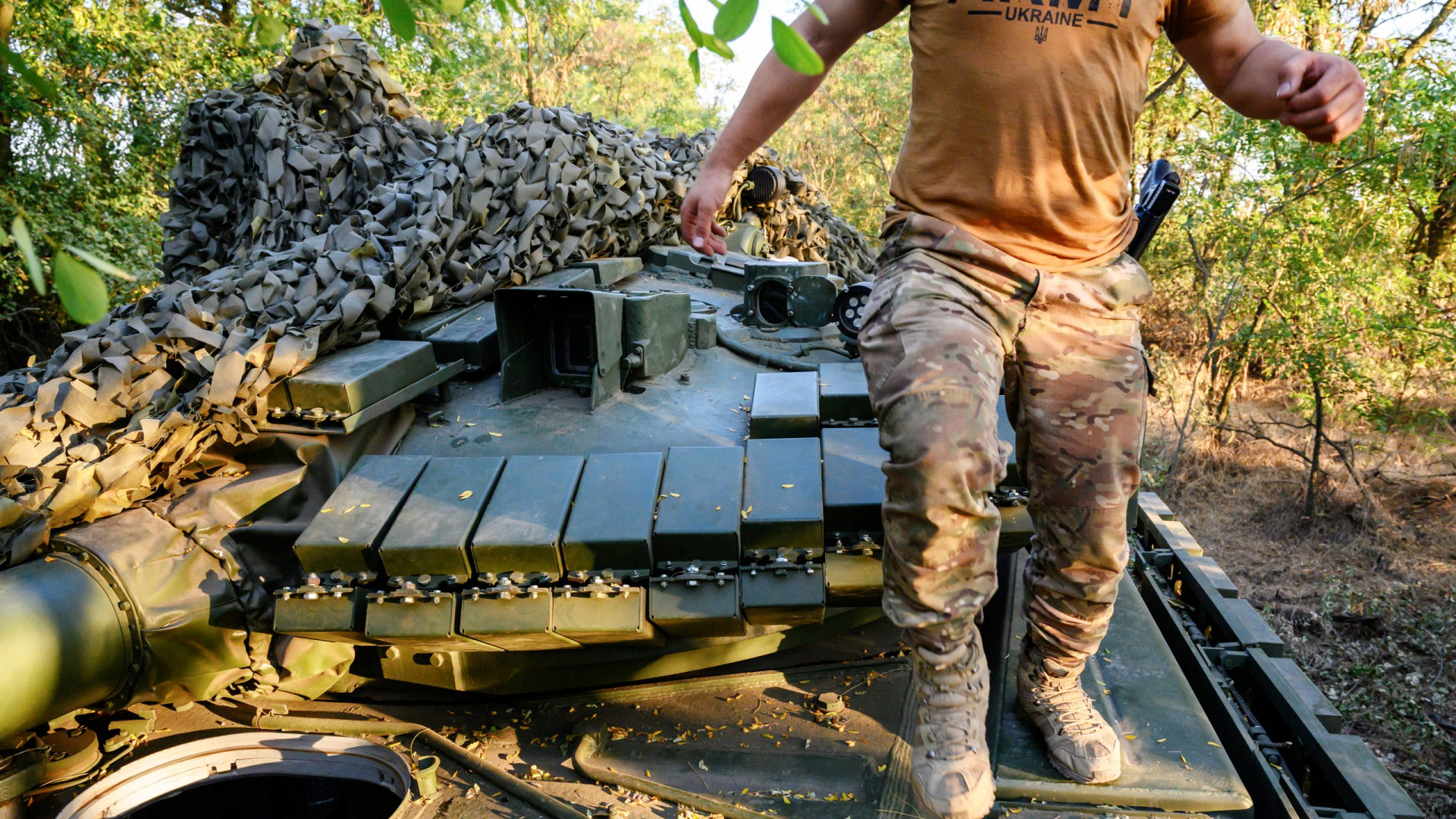 Increíbles imágenes: así se salva un tanque ucraniano del feroz ataque de un dron kamikaze ruso