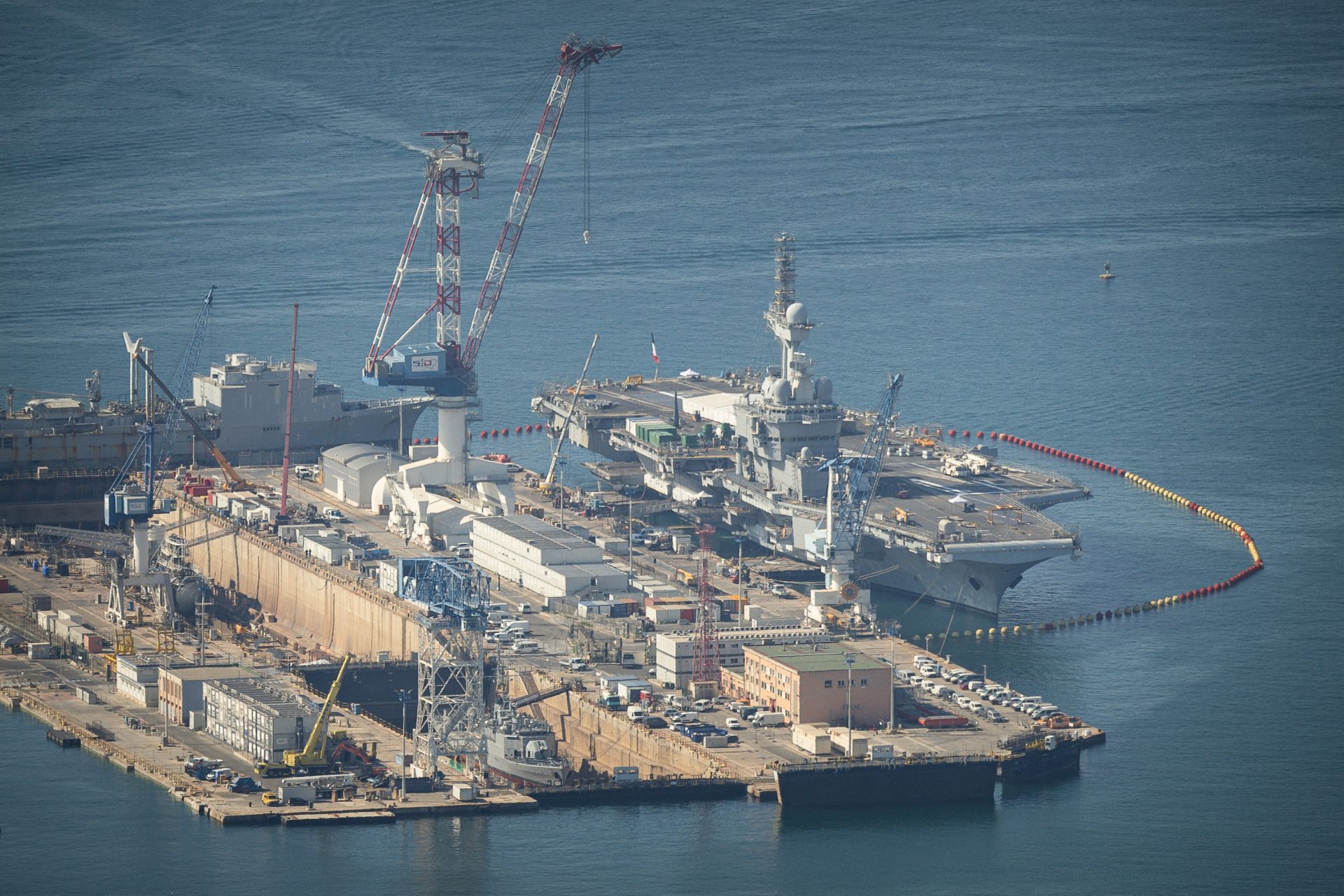 Le porte-avions Charles-de-Gaulle dévoilé : les 10 secrets d'un géant des mers