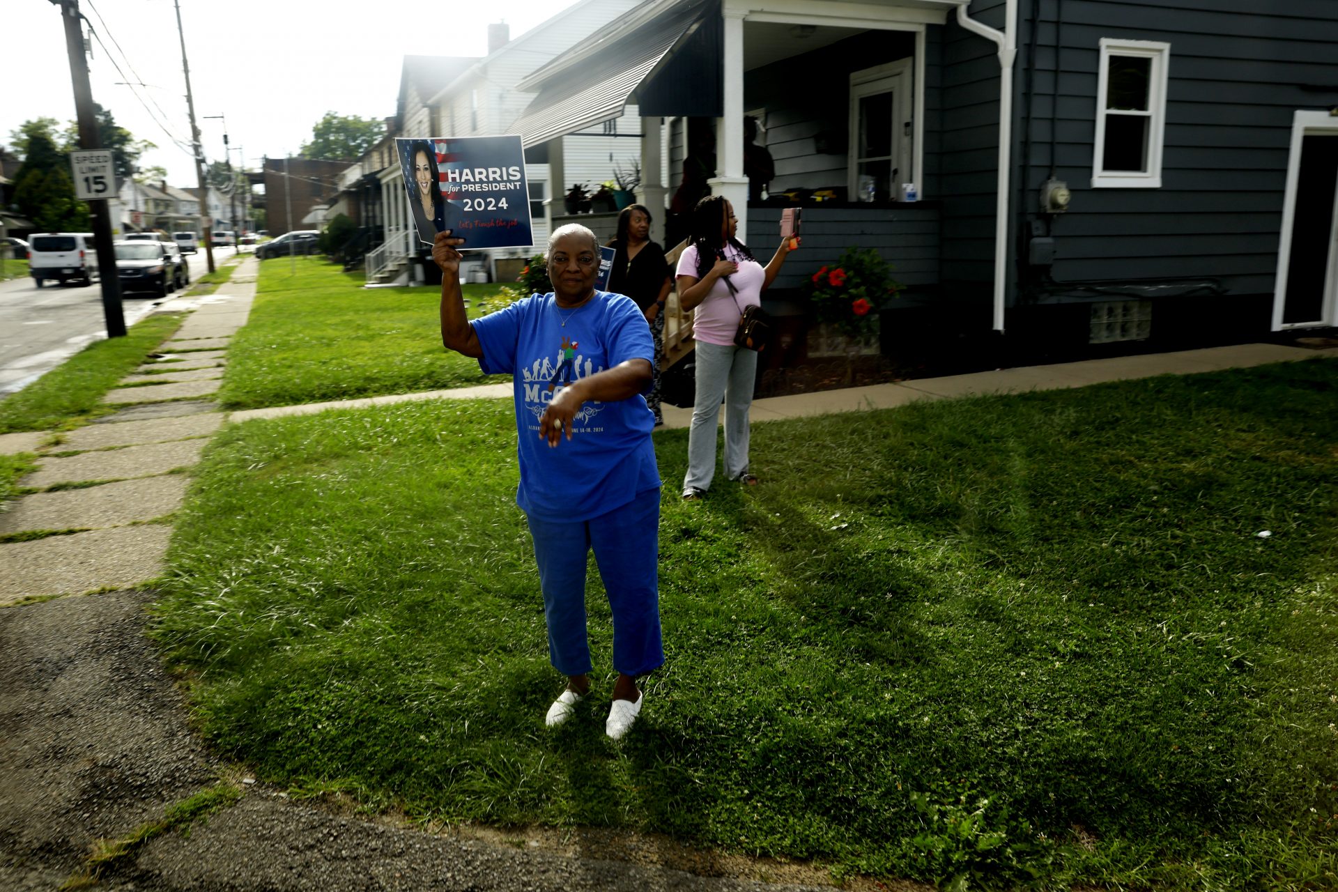 Do men pressure their wives to vote like them in America?