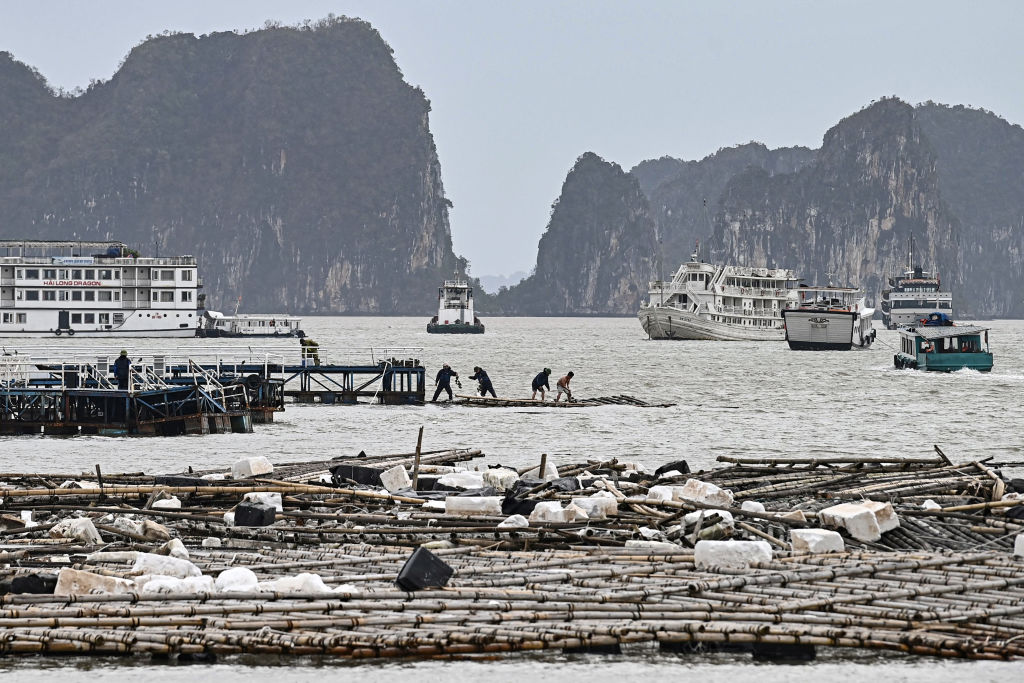 Destrucción en la turística bahía de Ha Long