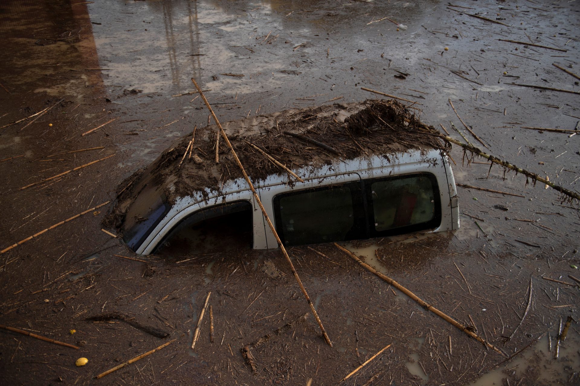 Inondations : comment sortir d'une voiture prise dans les eaux ?