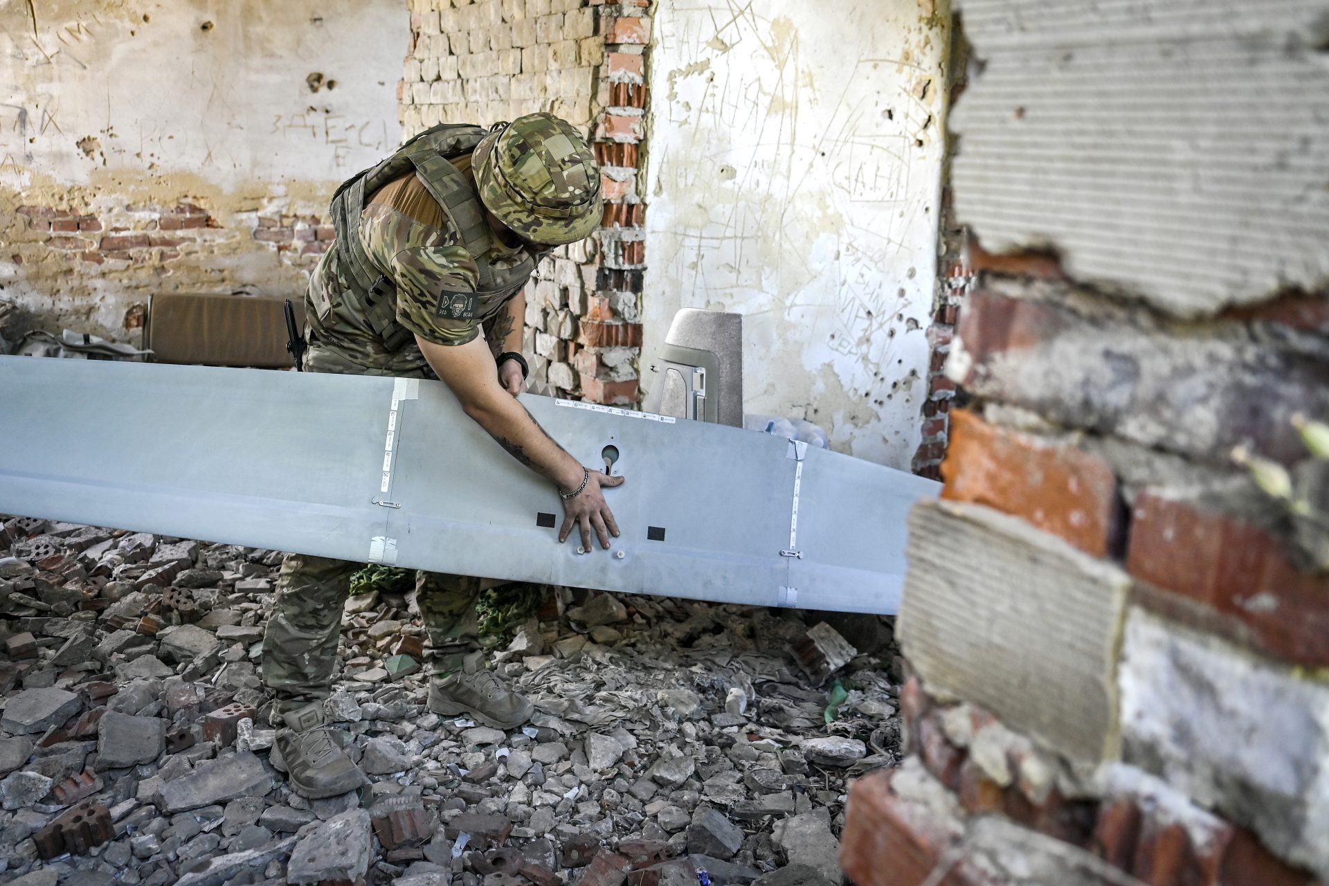 Les parachutistes ukrainiens réussissent à abattre un drone russe de dernière génération