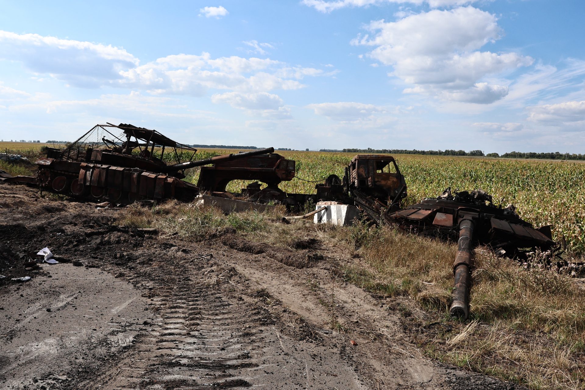 La 'strada della morte': l'autostrada disseminata di veicoli da guerra abbandonati in Russia