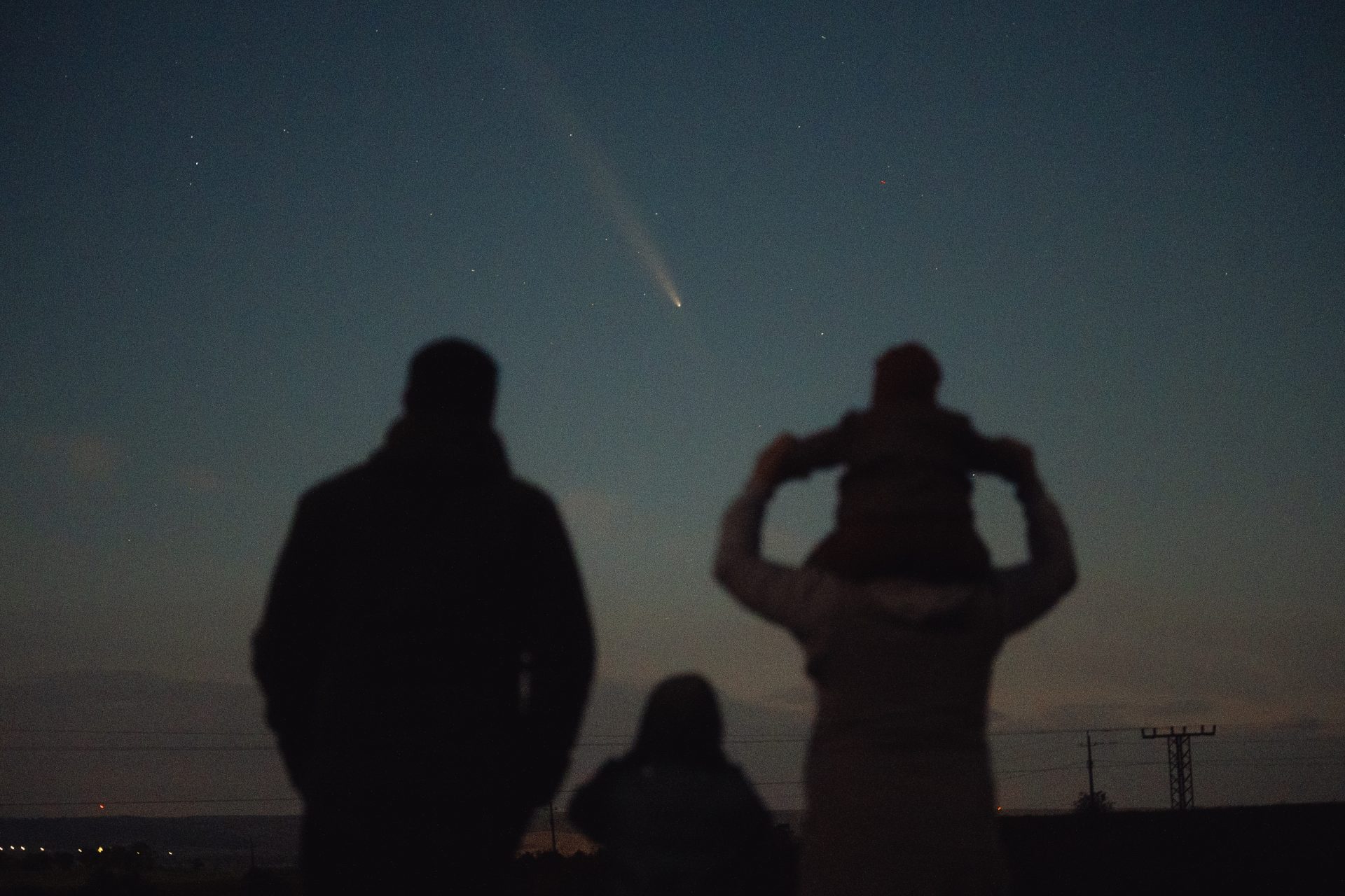 一家そろって彗星を観察する人々