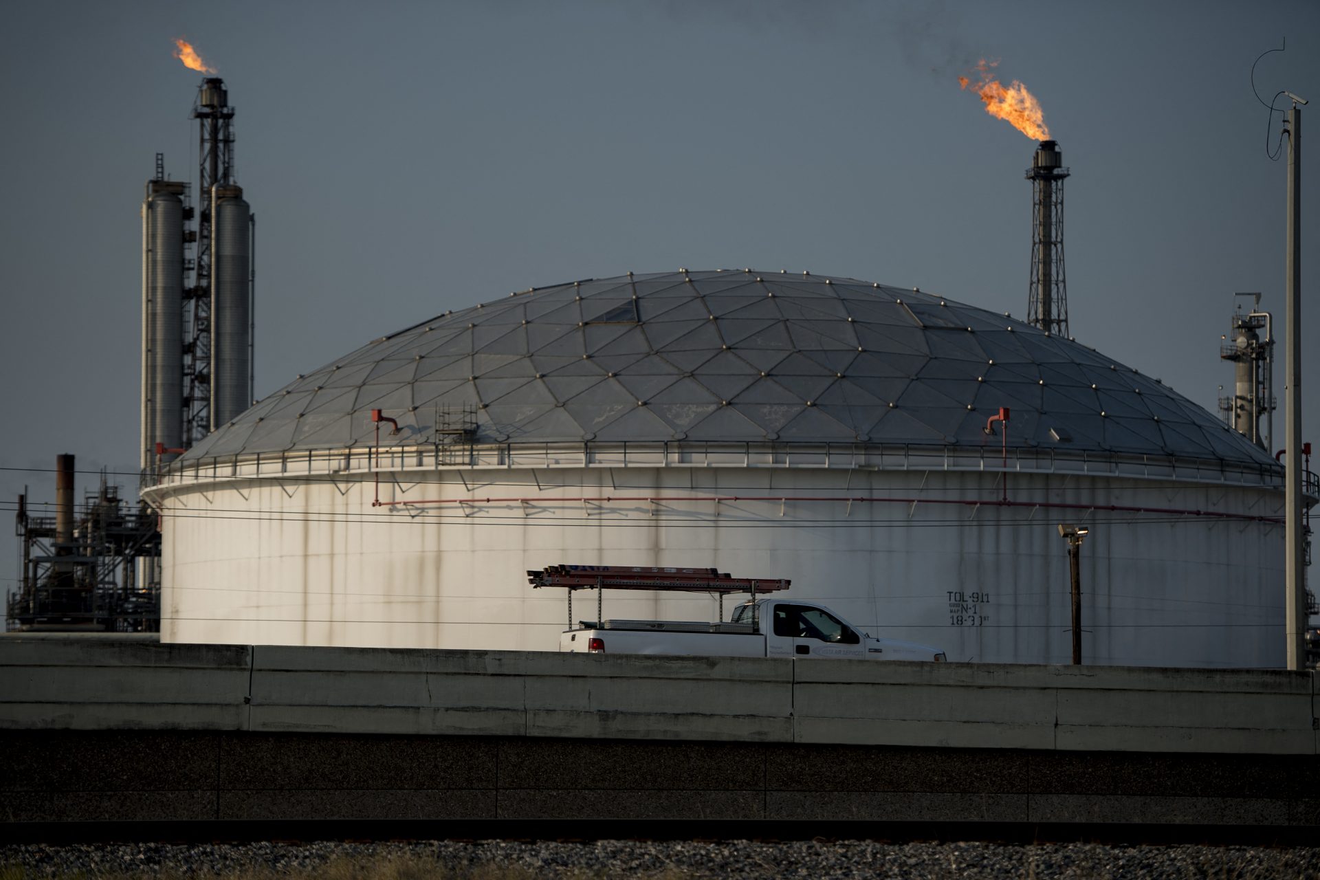 Al menos dos muertos y cinco heridos tras fuga de gas ácido en PEMEX de Deer Park