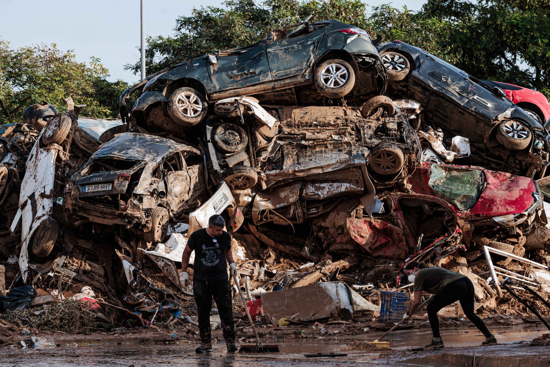 スペイン東部の集中豪雨で200人以上が犠牲に：積み重なる車両やがれきの撤去がすすめられる