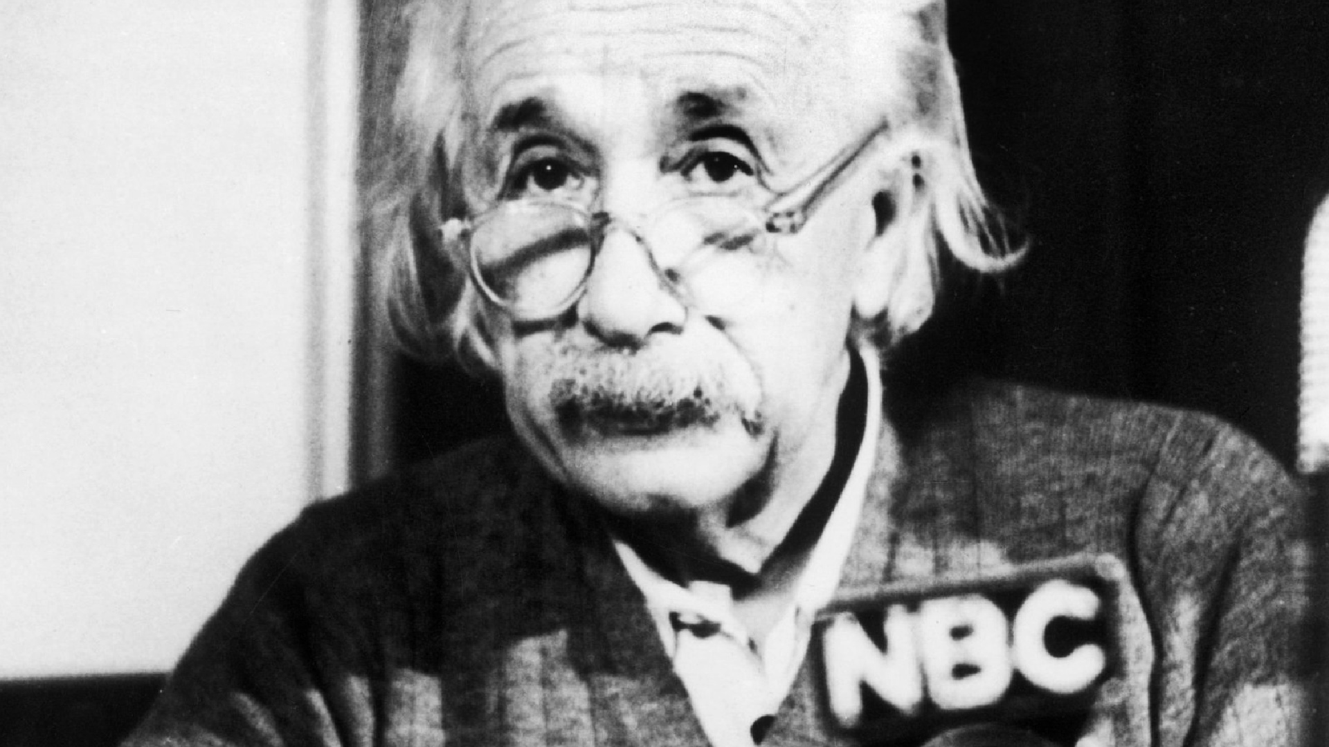 ¿Cómo un pacifista como Einstein respaldó la bomba atómica?