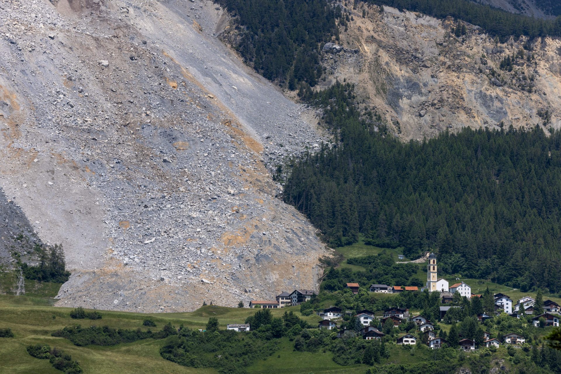 Un village menacé par d'énormes masses de roche en Suisse