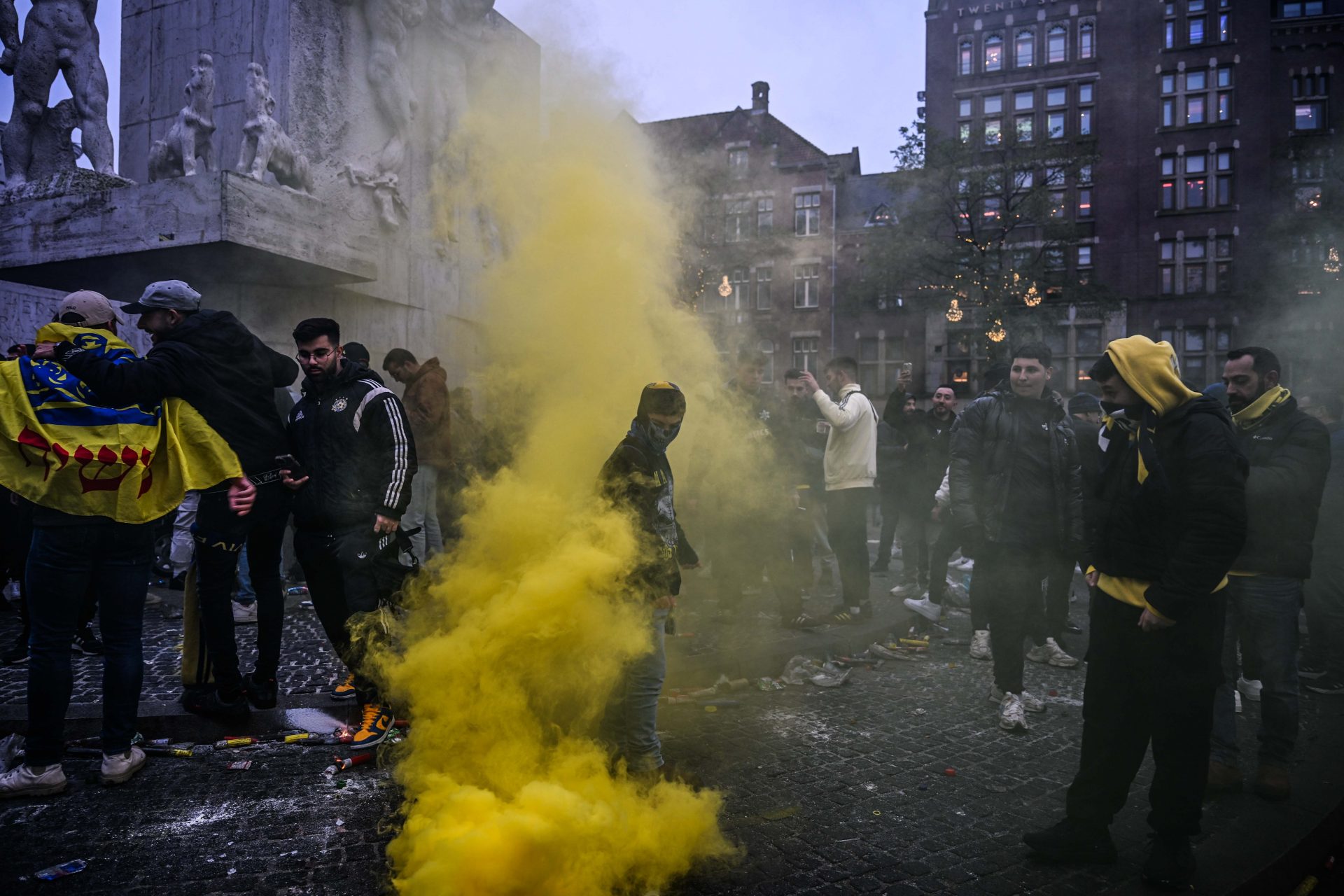 Israelische fans vallen Amsterdammers aan