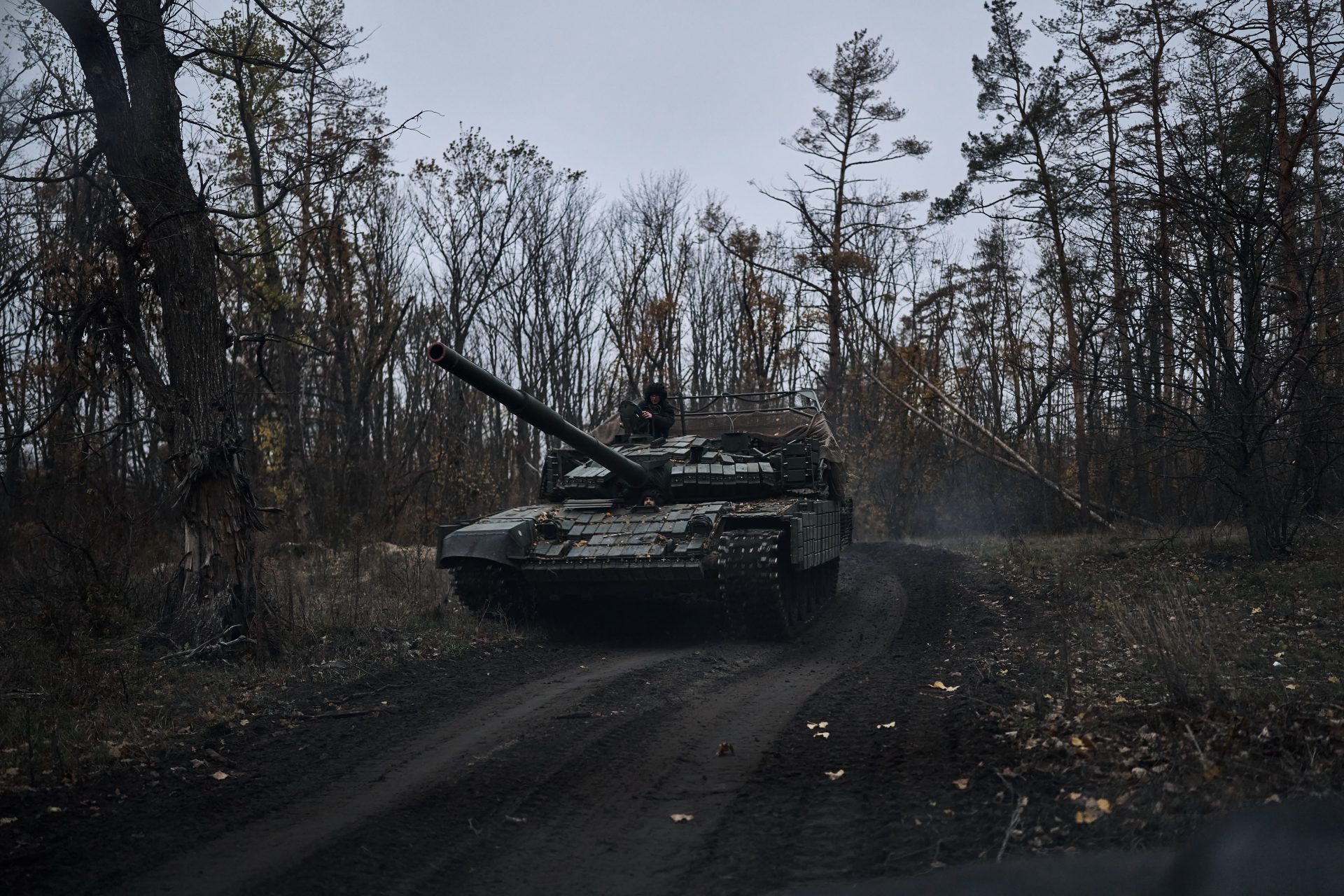 Battlefield showdown: combat footage shows Ukrainian armor attacking Russian troops in epic battle