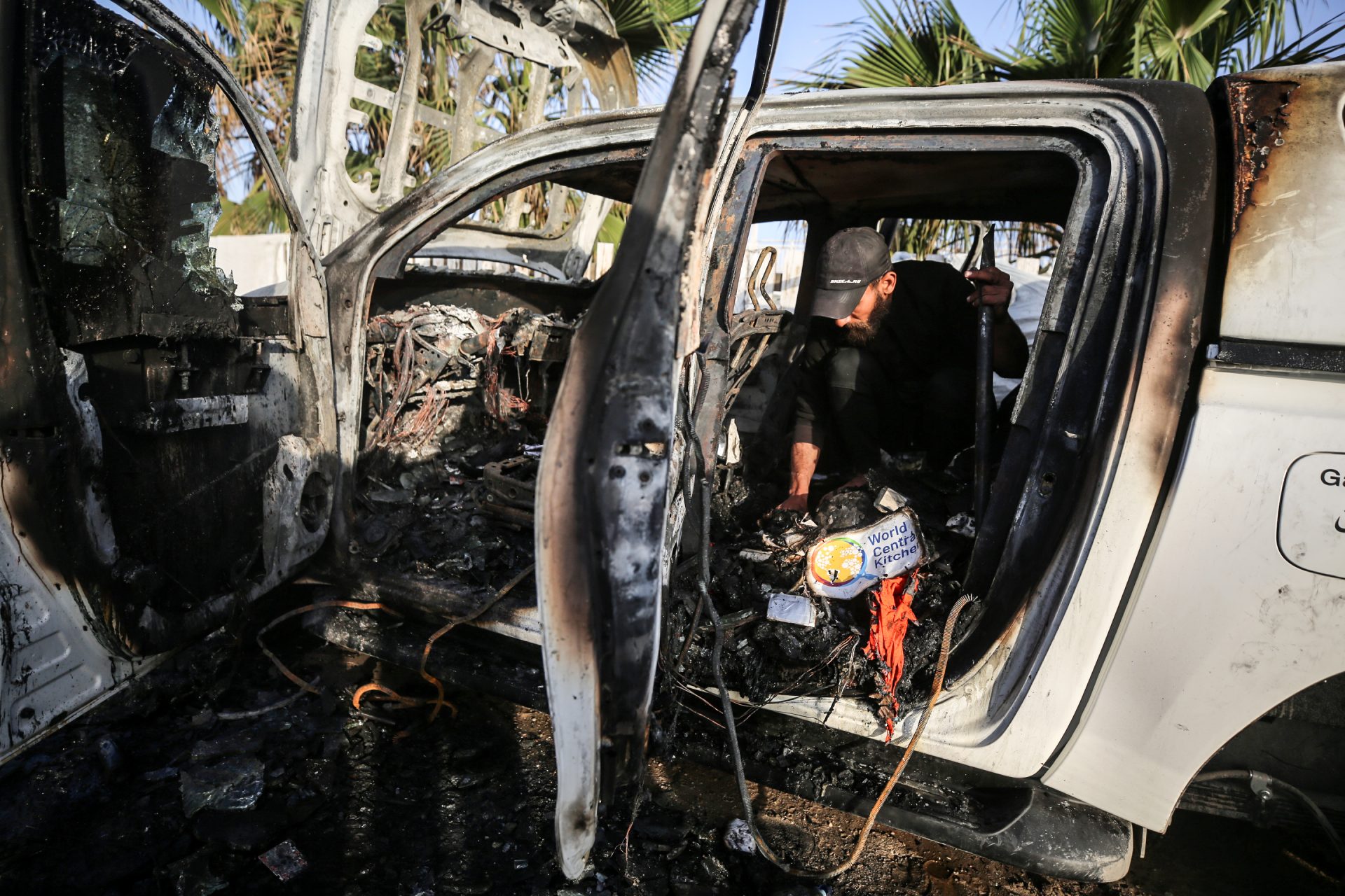 NGOのロゴをつけていた車両