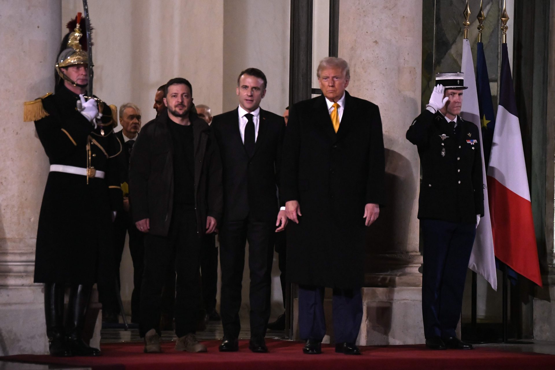 Volodymyr Zelenskyj, Emmanuel Macron e Donald Trump