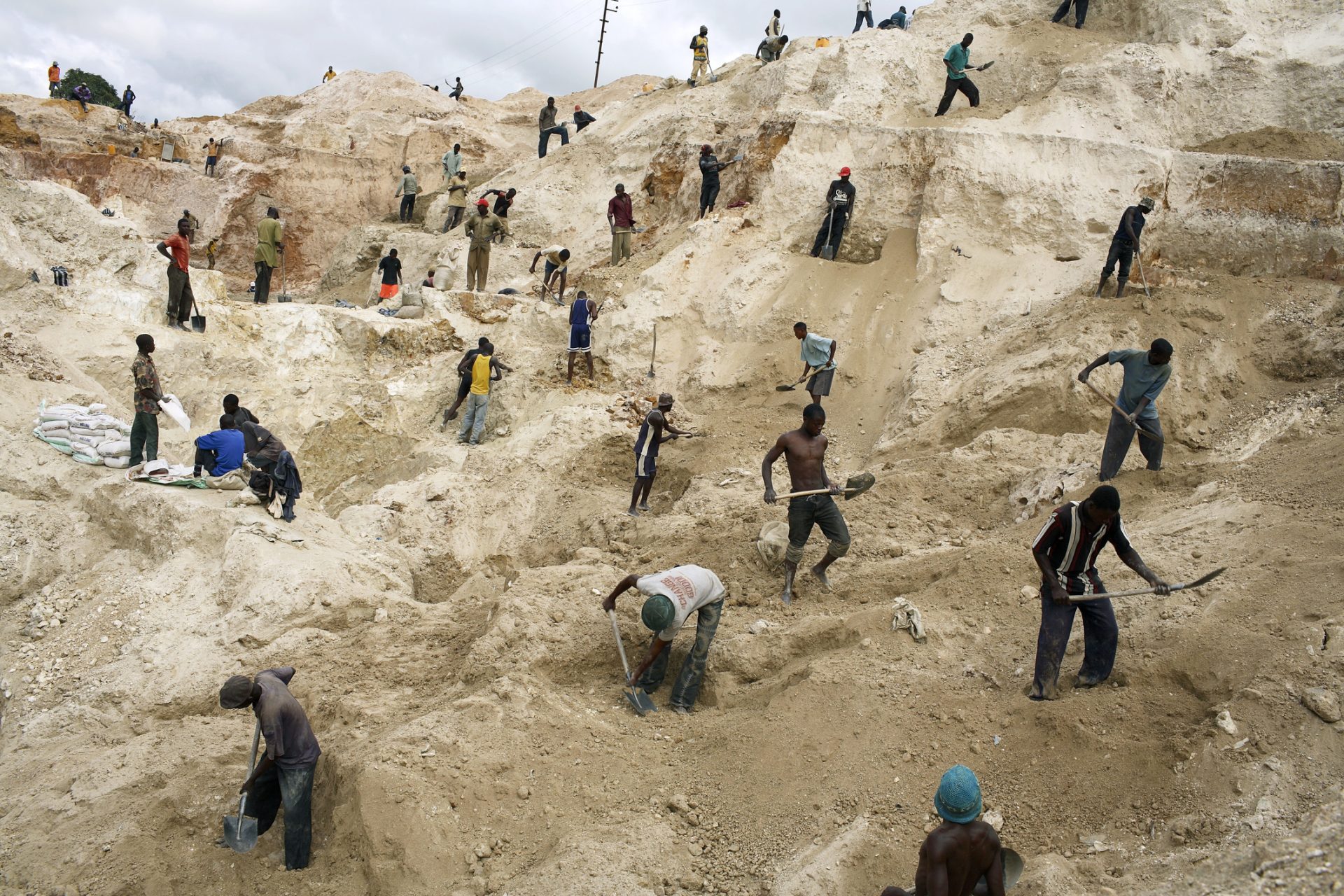 Abbau von Metallen war in Afrika bisher eine lebensgefährliche Arbeit 