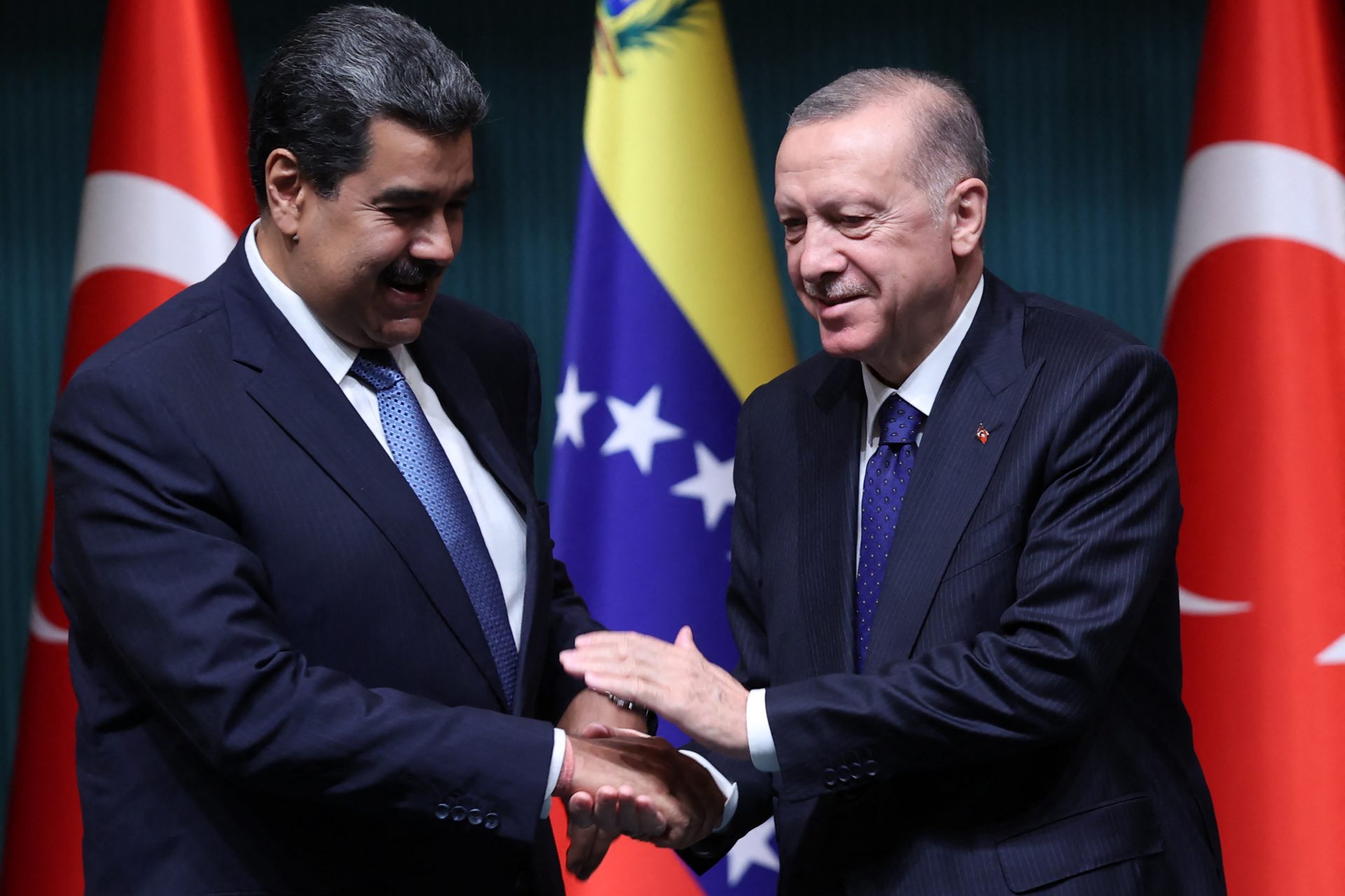 Erdoğan defies international condemnation and backs Maduro