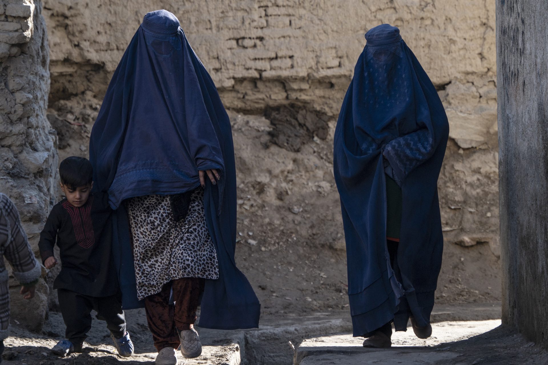 Réduites au silence et invisibilisées par les talibans : l'enfer des femmes afghanes