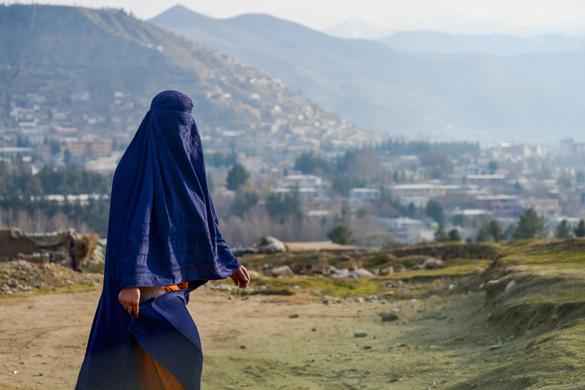 Réduites au silence et invisibilisées : l'enfer des femmes afghanes sous les talibans