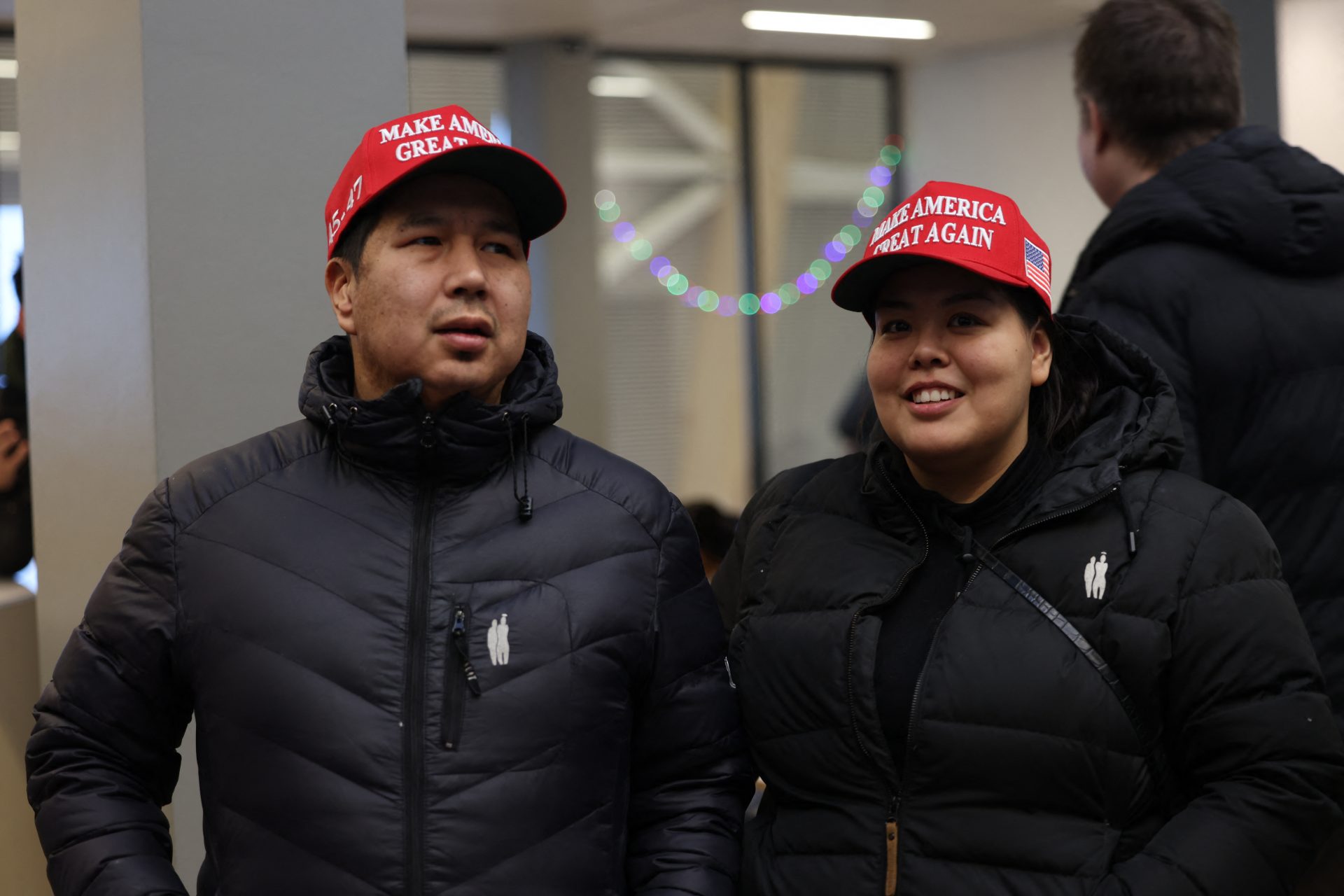 Des locaux avec des casquettes MAGA